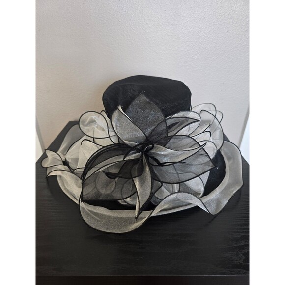Kentucky Derby two toned women's hat. - Picture 1 of 6